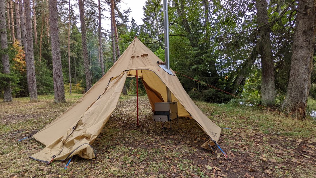 Renditav telksaun puuküttega saunaahjuga Eesti metsas