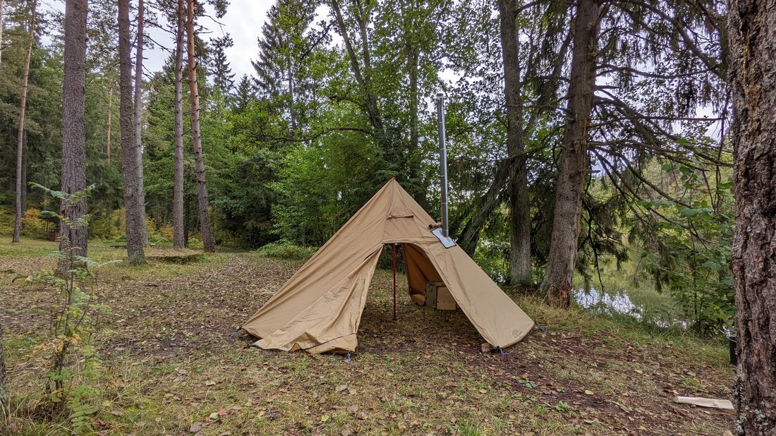 Mobiilne matkasaun metsatiigi ääres