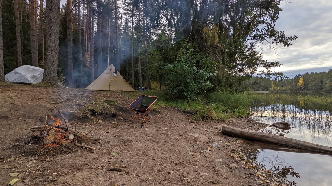 Lõke ja telksaun järve ääres videvikus